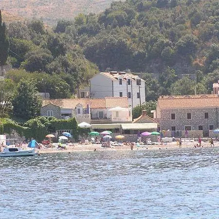 By The Sea Stikovica 15619 בית הארחה